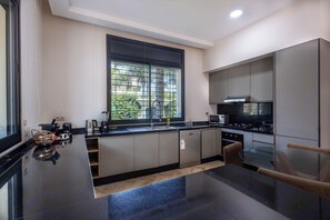 Microondas, horno, lavavajillas