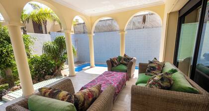 Modern villa in Casablanca with 8 bedrooms, sauna and swimming pool. Streetcar 5min away