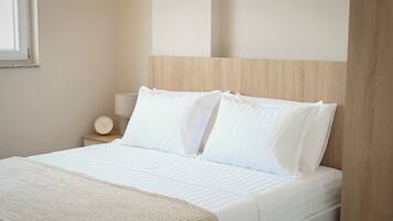 1 dormitori, planxa i posts de planxar, wifi i roba de llit