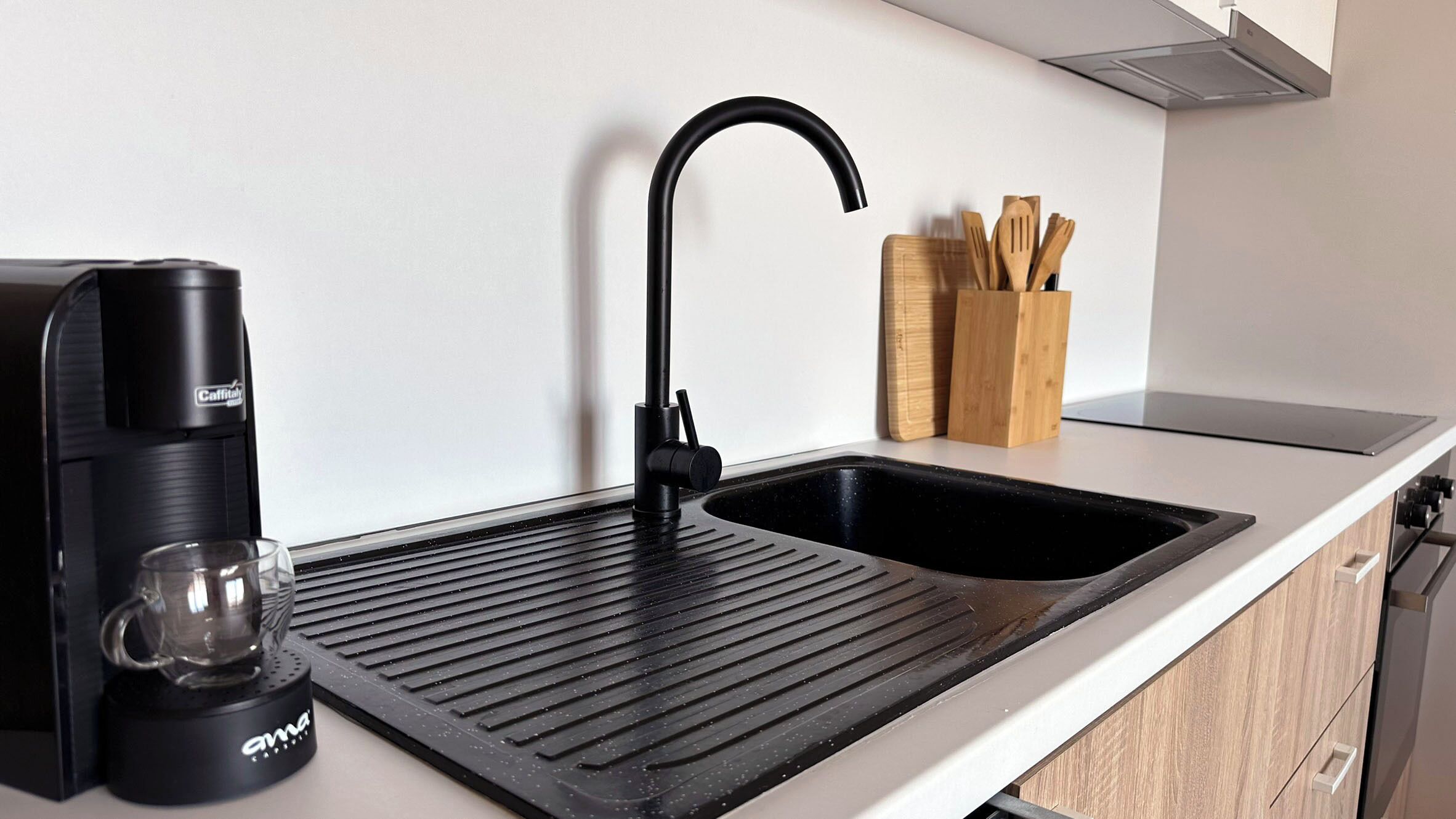 Microondas, horno, placa de cocina y lavavajillas