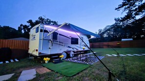 Exterior - Cozy RV Retreat/Private Backyard- 5 min from Rainbow River Park (Dunnellon)