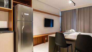 Frigorífico y placa de cocina