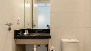 Douche, serviettes fournies, savon, shampoing