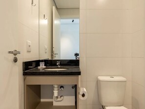 Dusch, handdukar, tvål och schampo