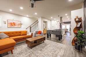Smart TV, table football, computer monitors - Downtown 3BR, Family-Friendly, near INDY 500 & IMS with Free Parking (Indianapolis)