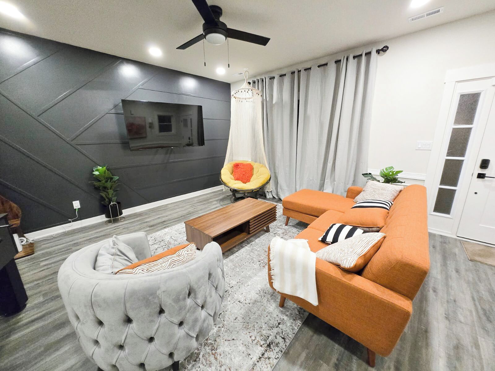 スマートテレビ、テーブルサッカー台、PC モニター