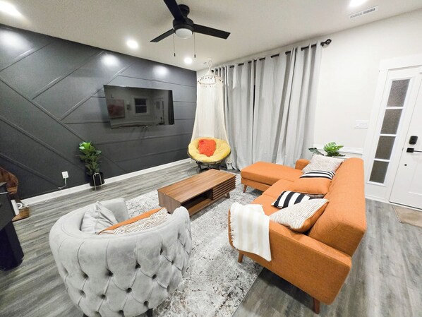 Älytelevisio, pöytäjalkapallopöytä, tietokoneen näyttö