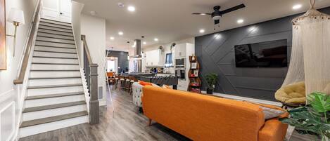 スマートテレビ、テーブルサッカー台、PC モニター