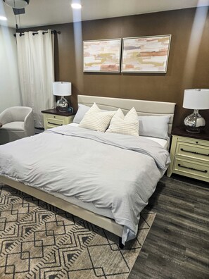 3 makuuhuonetta, työpöytä, silitysrauta/-lauta, ilmainen Wi-Fi