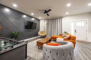 Smart TV, table football, computer monitors - Downtown 3BR, Family-Friendly, near INDY 500 & IMS with Free Parking (Indianapolis)