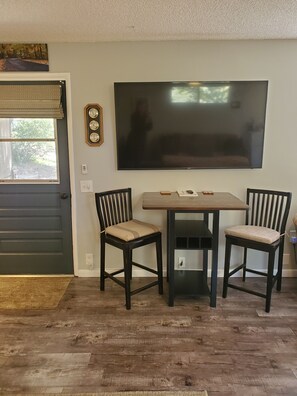 Dining - Charming Cottage in the Pines of Prescott ONE mile from Historic Whiskey Row (Prescott)