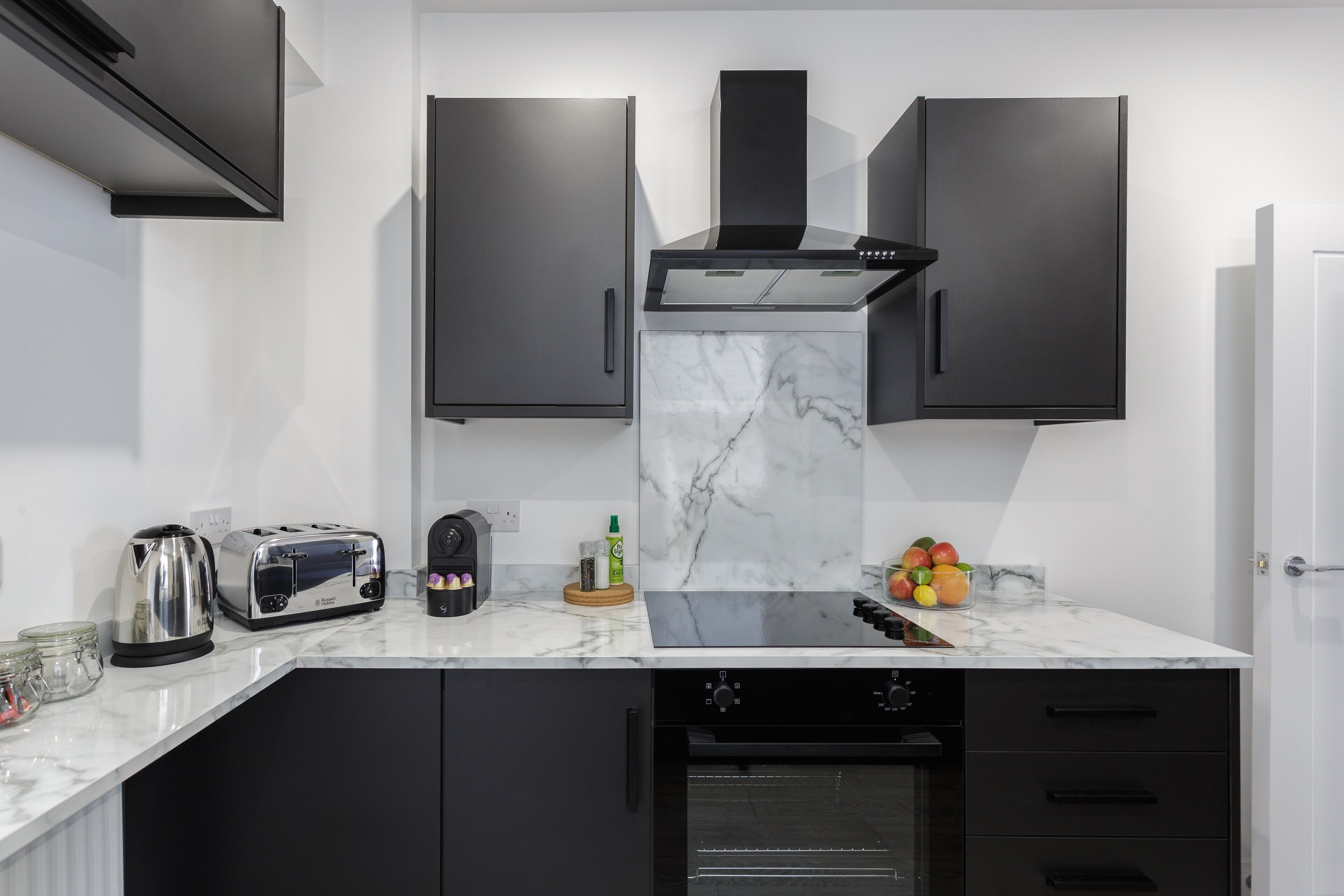 Kühlschrank, Mikrowelle, Ofen, Herdplatte