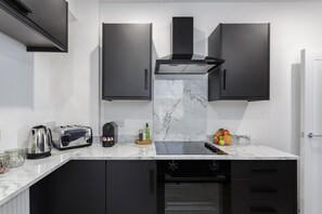 Fridge, microwave, oven, stovetop - Open Mind Property - 3 Bedroom | Henderson Lodge (Portsmouth)