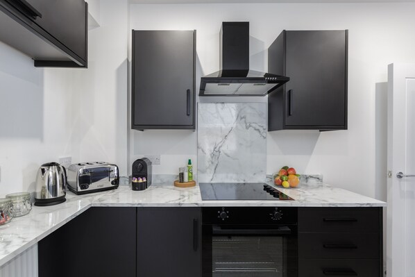 ثلاجة، ميكروويف، فرن، موقد طهي مسطح