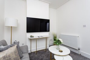 TV - Open Mind Property - 3 Bedroom | Henderson Lodge (Portsmouth)