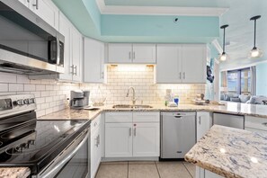 Fridge, microwave, oven, stovetop - Summer House 406B with Balcony (Orange Beach)