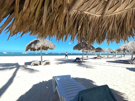 En la playa, arena blanca