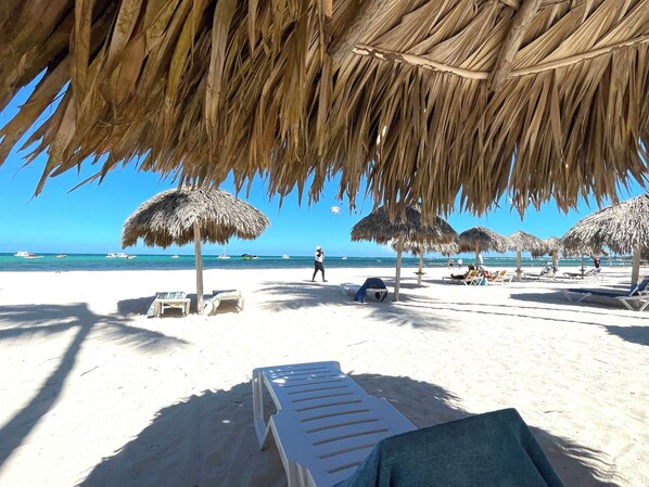 على الشاطئ، رمال بيضاء