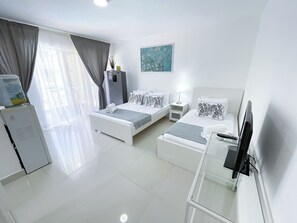 Deluxe-Studio, Poolzugang, zum Garten hin | Zimmersafe, kostenloses WLAN, Bettwäsche