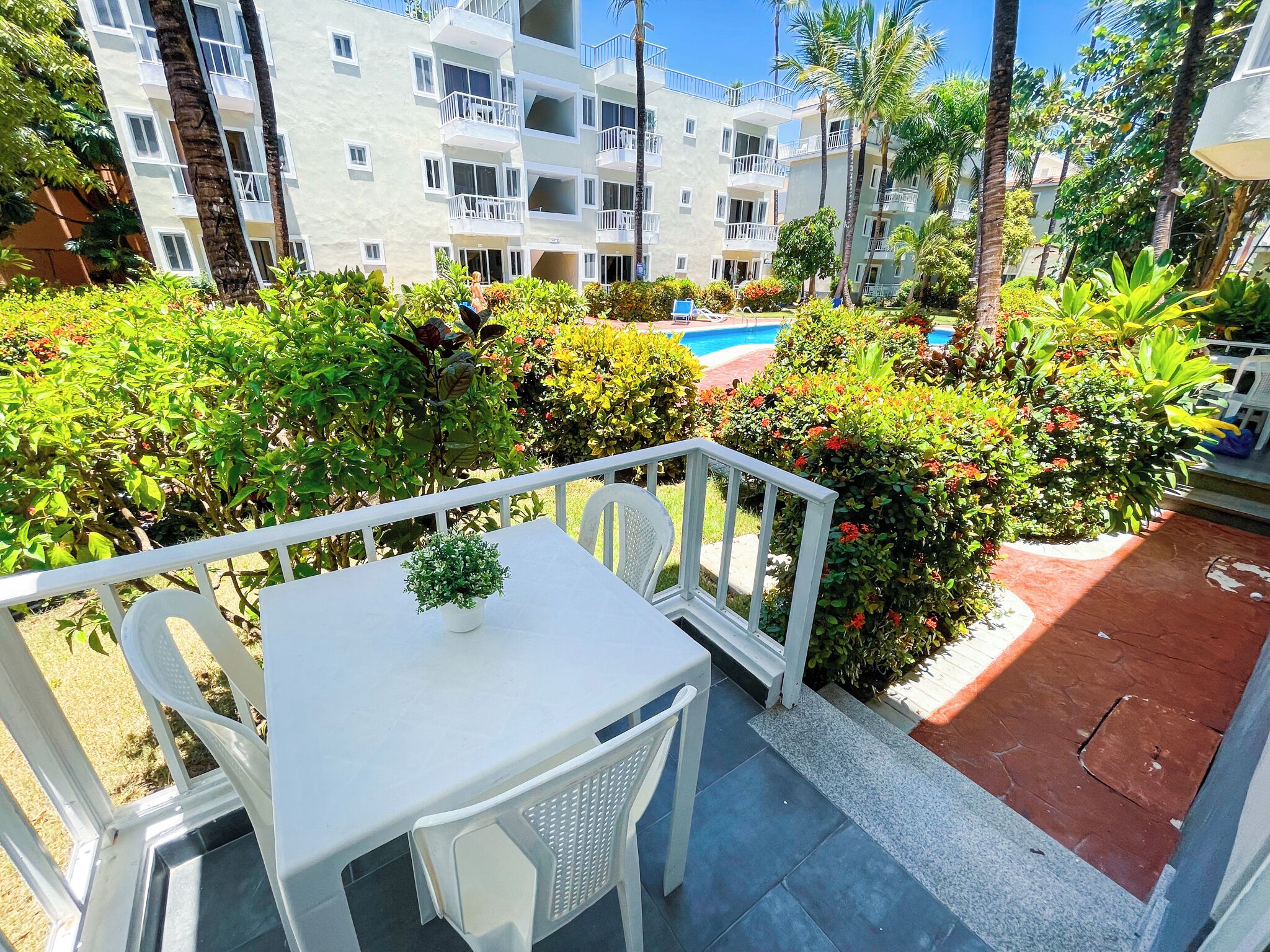 Estúdio luxo, sacada, vista para a piscina | Vista da sacada