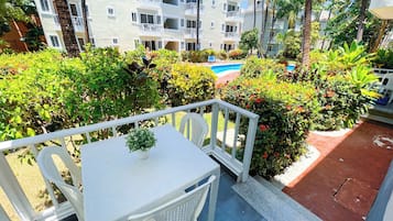 Deluxe studio, balkon, uitzicht op zwembad | Uitzicht vanaf balkon