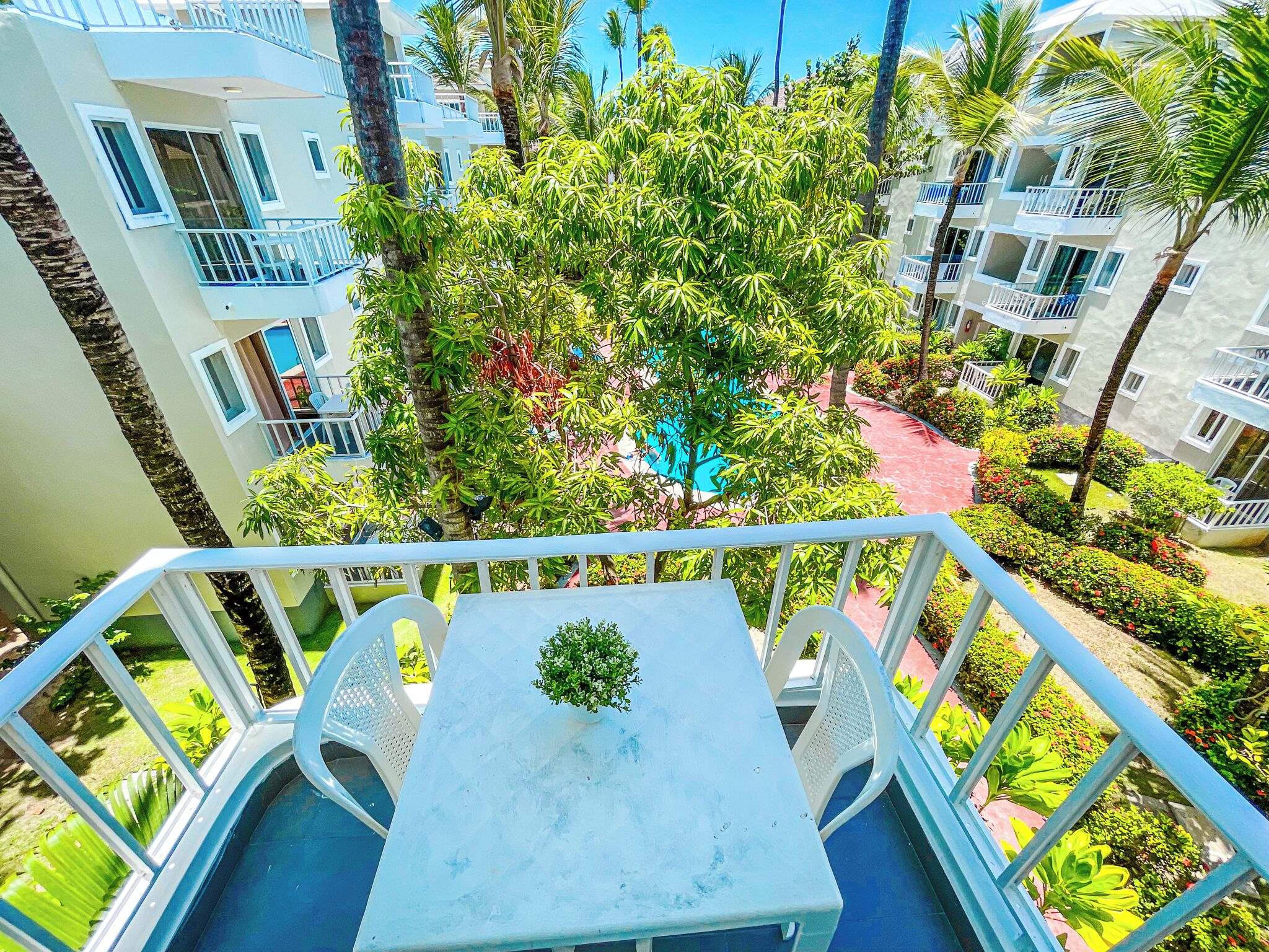 Estúdio luxo, cozinha, vista para a piscina | Vista da sacada