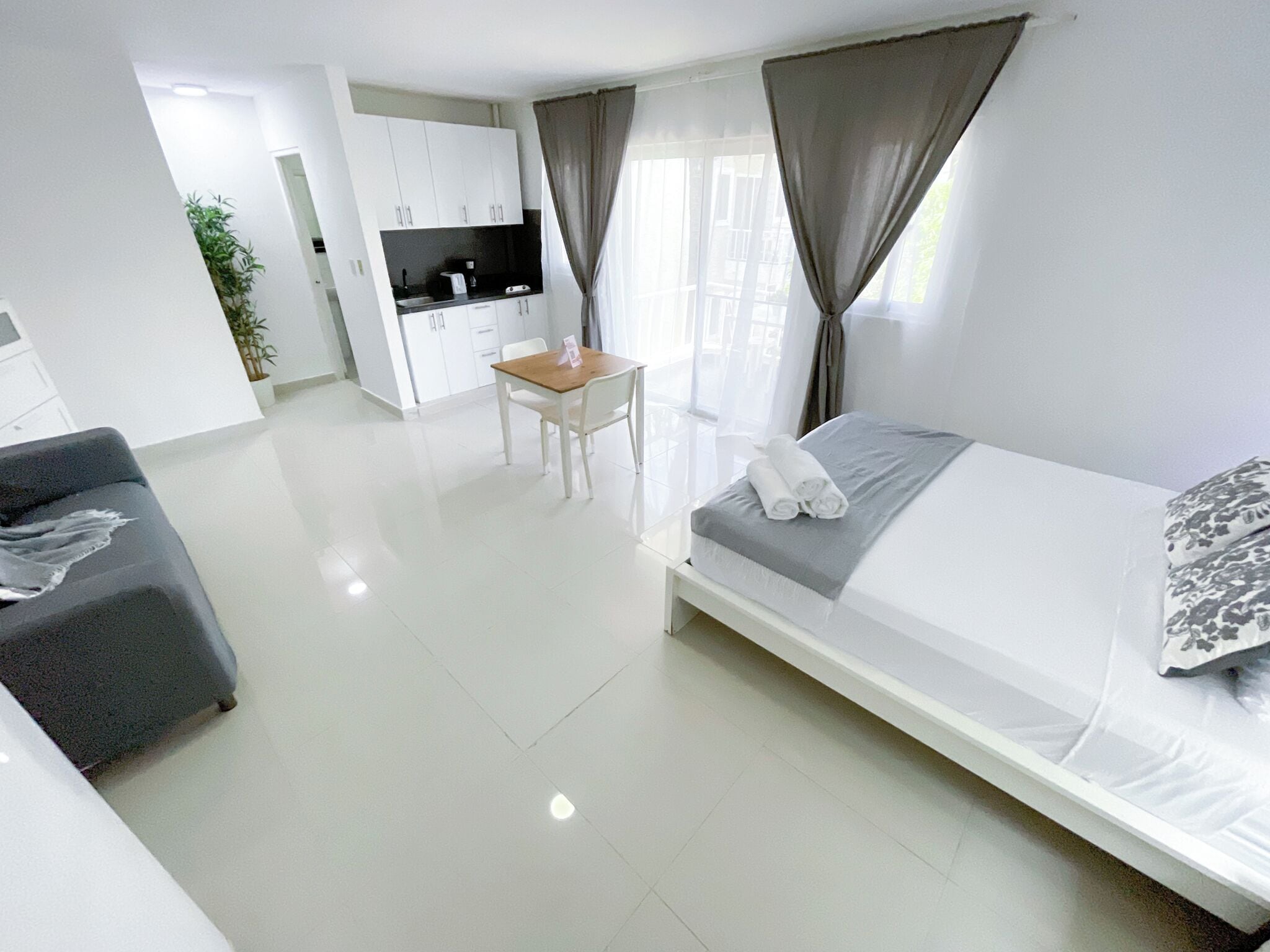 Estúdio luxo, cozinha, vista para a piscina | Cozinha privada | Geladeira, cooktop, cafeteira/chaleira