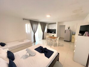 إستديو ديلوكس - بمنظر للمسبح - بجانب المسبح | منطقة المعيشة | تلفزيون إل سي دي بحجم 32-بوصة يعرض قنوات تلفزيونية باشتراك مدفوع