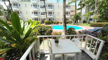 Deluxe Studio, Poolside | In-room dining