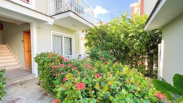 Executive suite, 1 slaapkamer, toegang tot zwembad, uitzicht op tuin | Uitzicht vanaf balkon