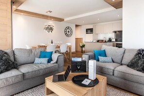 Living area - Wifi, 100m from resort center, Ground floor, fitness, swimming pool, sauna, hammam, balcony, tv (Les Gets)