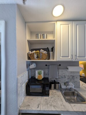 Refrigerador, microondas, cafetera y tetera y utensilios de cocina 