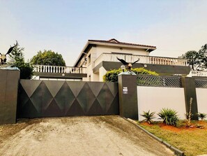 Property grounds - Grand Tranquil Views - Worth-while 4 bedroom house in Ezulwini (Lobamba)