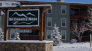Un edificio con un'insegna che riporta "Hi Country Haus" e un'insegna con su scritto "Strade Private".