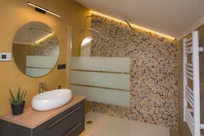 Dusche, Haartrockner, Bidet, Handtücher