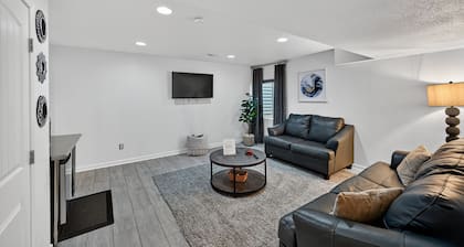 Modern Apartment w/ AC Near Parks Dining & DIA