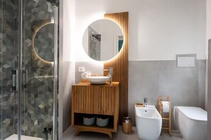 Een haardroger, handdoeken, toiletpapier