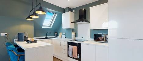 ثلاجة، ميكروويف، فرن، موقد طهي مسطح