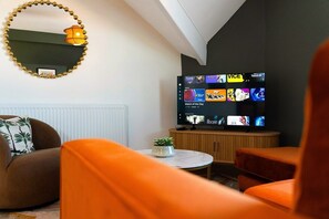 TV - Modern Hartlepool 2BR Apartment | High-Spec w/WIFI (Hartlepool)