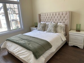 5 bedrooms, desk, iron/ironing board, free WiFi - Sophisticated and Spacious 5BR Home in Suburbs (Richmond Hill)