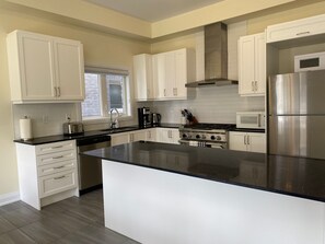Fridge, microwave, oven, stovetop - Sophisticated and Spacious 5BR Home in Suburbs (Richmond Hill)