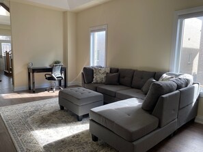 TV - Sophisticated and Spacious 5BR Home in Suburbs (Richmond Hill)