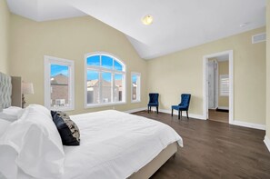 5 Schlafzimmer, Schreibtisch, Bügeleisen/Bügelbrett, kostenloses WLAN