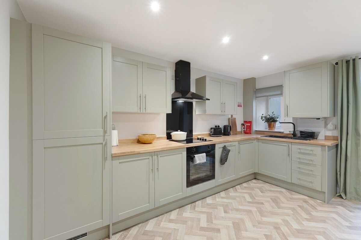 Kjøleskap, mikrobølgeovn, ovn og kokeplater