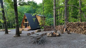 Outdoor dining - NEW! Escape, Unplug, Reconnect at Three Arrows A-Frame Retreat in Etowah, TN (Etowah)