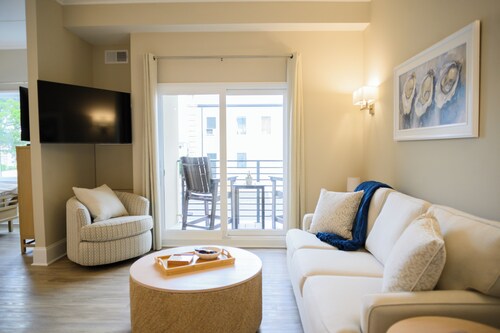 Coastal Luxury Studio One Block to Big Rock