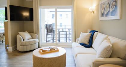 Coastal Luxury Studio One Block to Big Rock