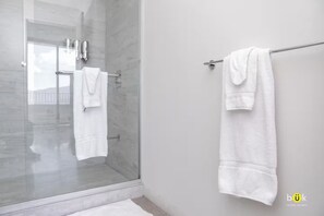 Shower, hair dryer, towels, soap - Mountain & Valley view from 25th floor - W/AC (San José)