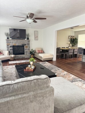 Smart TV, fireplace, books, stereo - Welcoming 4-bedroom house with AC in Tobyhanna (Tobyhanna)