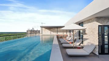 2 kolam renang terbuka, payung kolam, kerusi lepak pantai